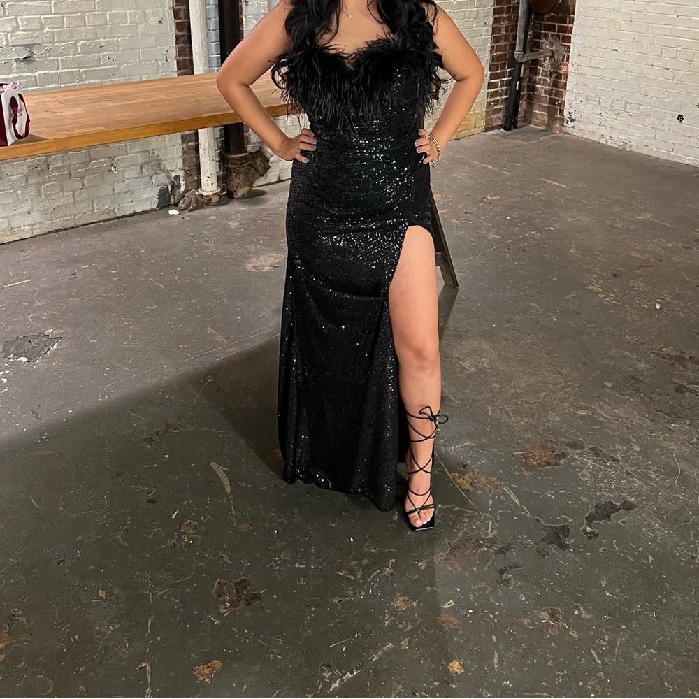 Long black dress strapless with fur